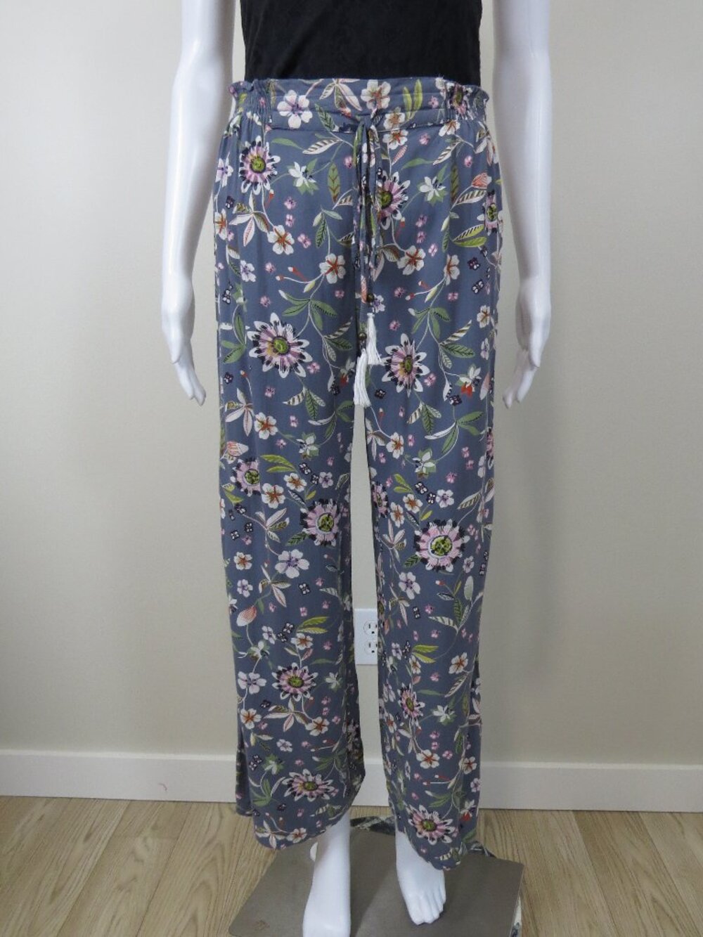 Angie Drawstring Cropped Pants with Tassels SIZE Medium Blue Gray Floral